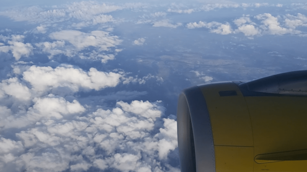 Dans l'avion direction l'île aux fleurs !